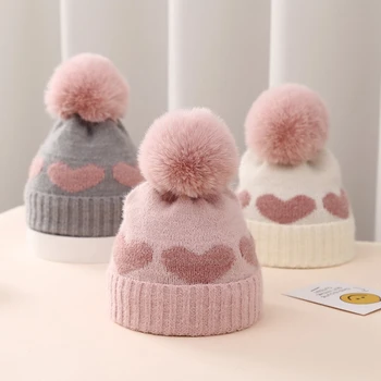 Зимняя шапочка-бини для маленькой девочки с милым рисунком в виде сердца и плюшевым помпоном, теплая больничная шапочка для младенцев и малышей, аксессуары для холодной погоды